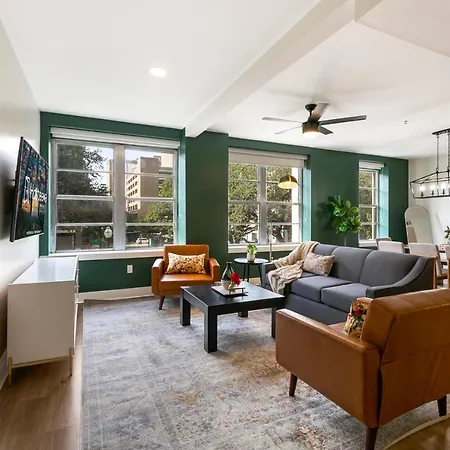 Timeless Elegance: 4Br Luxury Condo In New Orleans